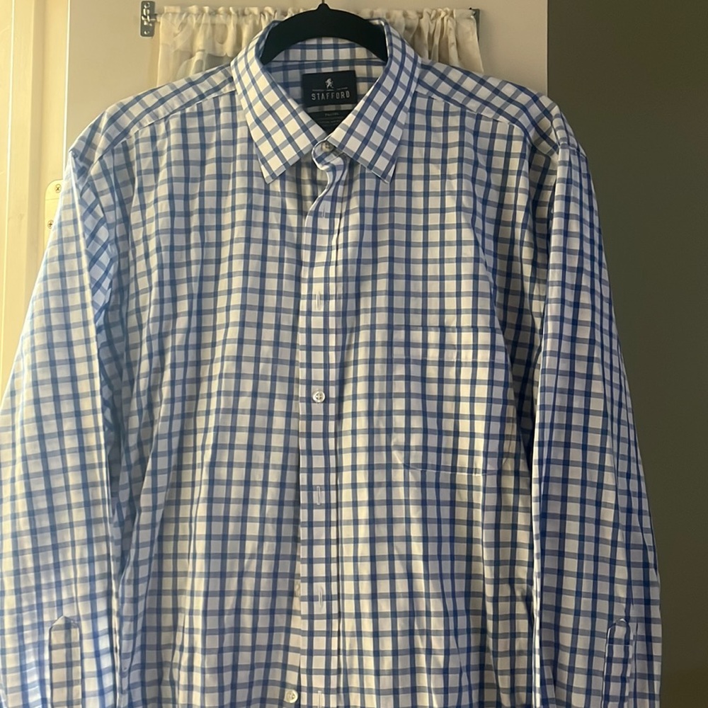 Blue and white plaid men’s Stafford travel shirt